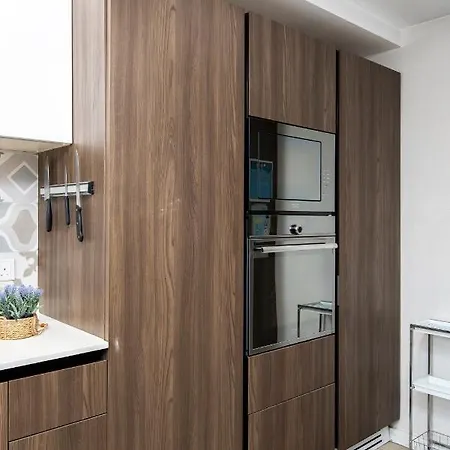 Luxury Circle בית הארחה 3*