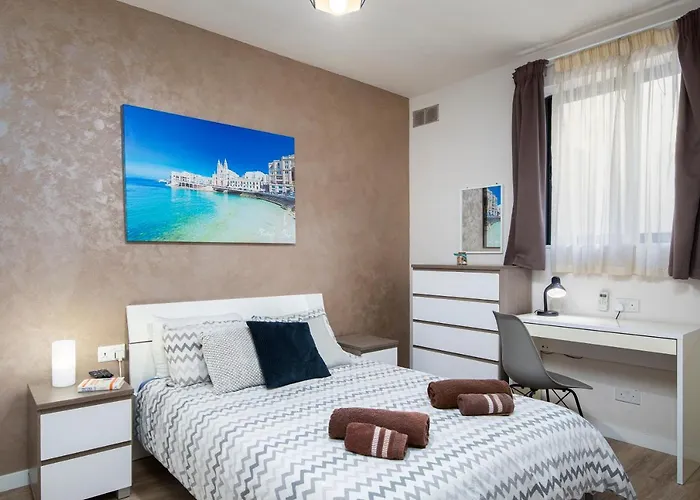 Luxury Circle בית הארחה