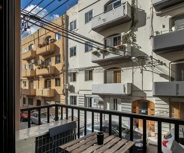 Luxury Circle בית הארחה