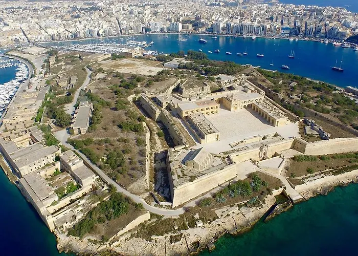 Luxury Circle בית הארחה